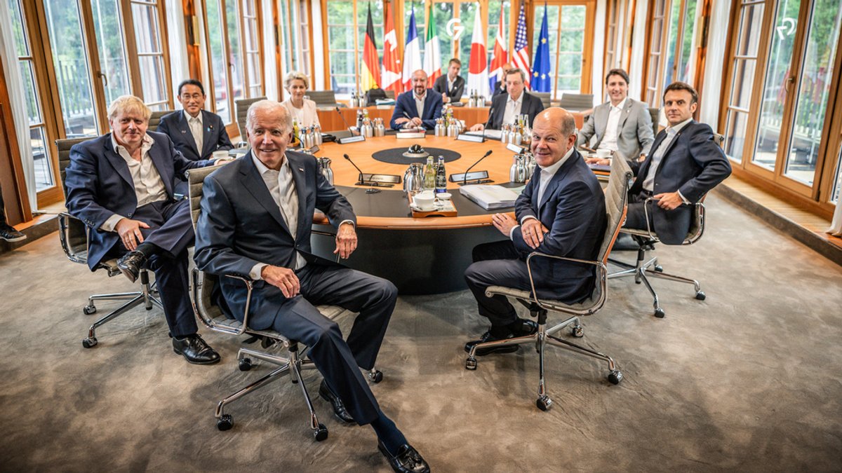 Die Vertreter der G7-Staaten bei einer Sitzung am letzten Tag des dreitägigen Gipfels auf Schloss Elmau.