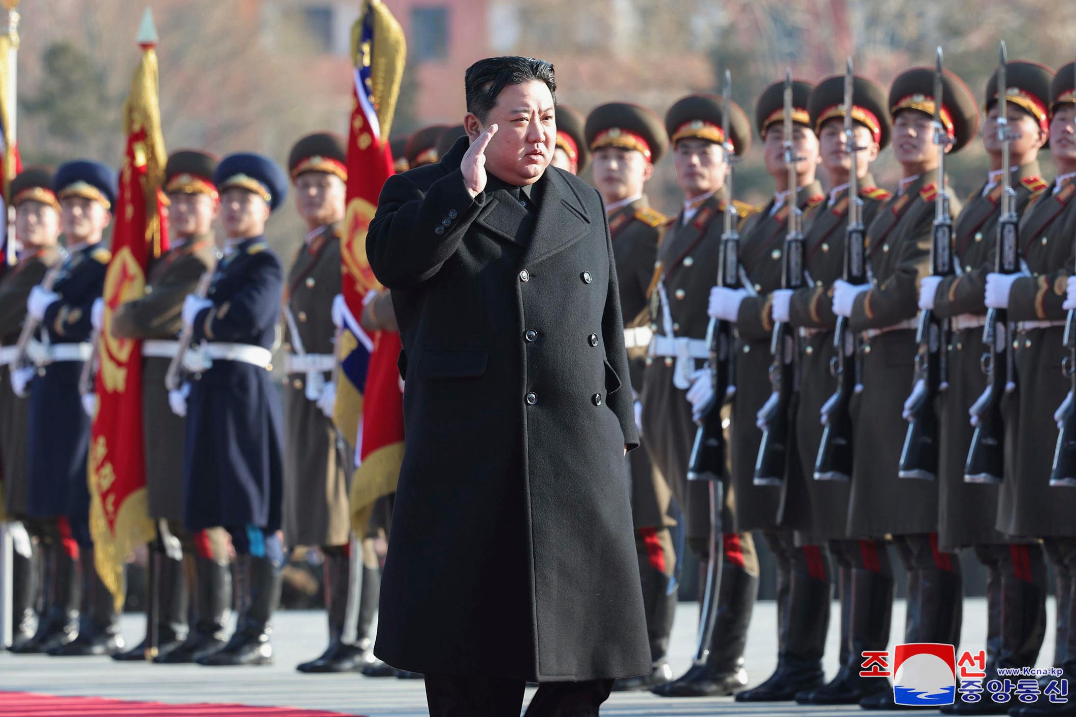 Archivbild: Nordkoreas Machthaber Kim Jong Un bei einer Militärparade
