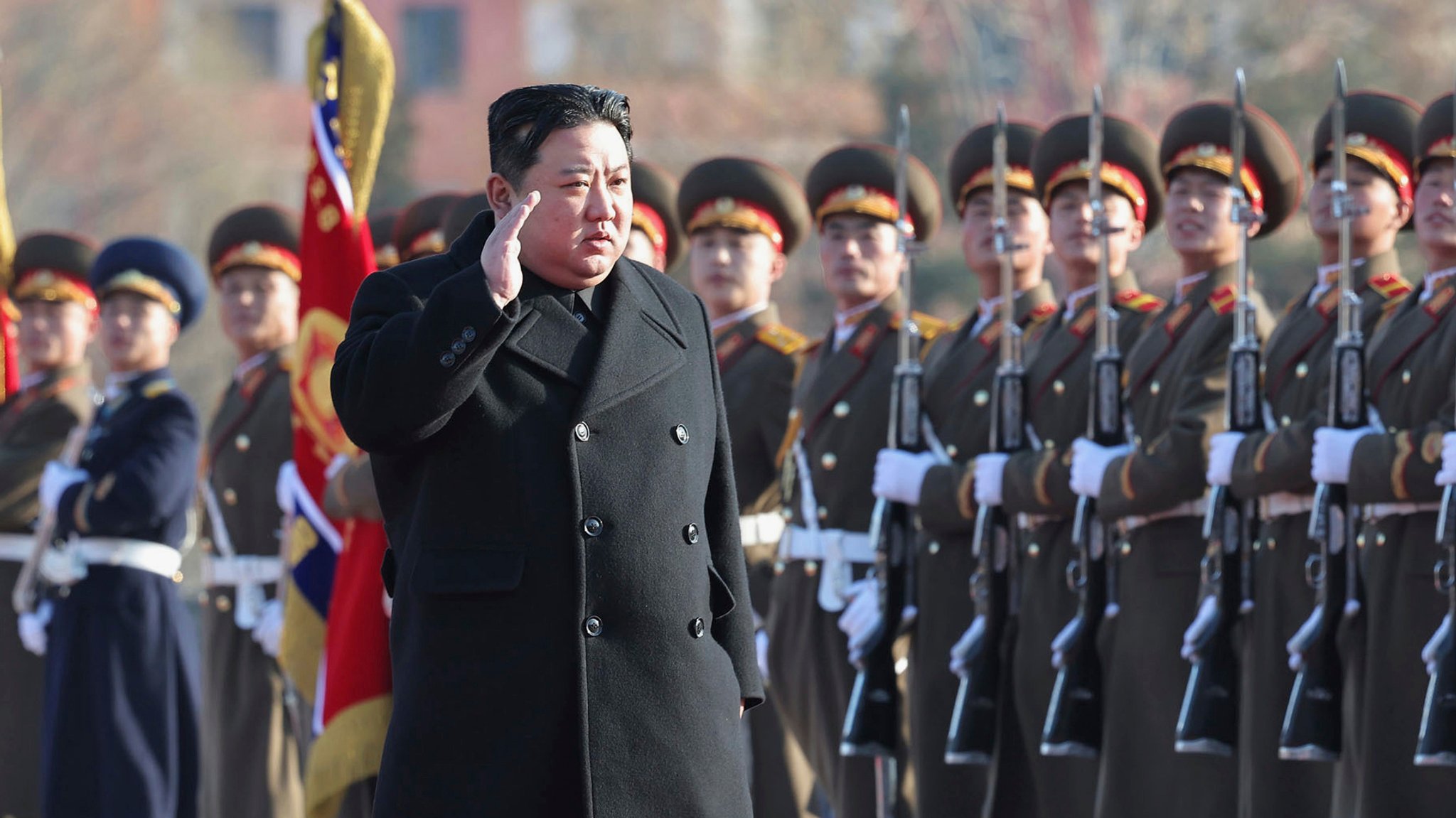 Archivbild: Nordkoreas Machthaber Kim Jong Un bei einer Militärparade