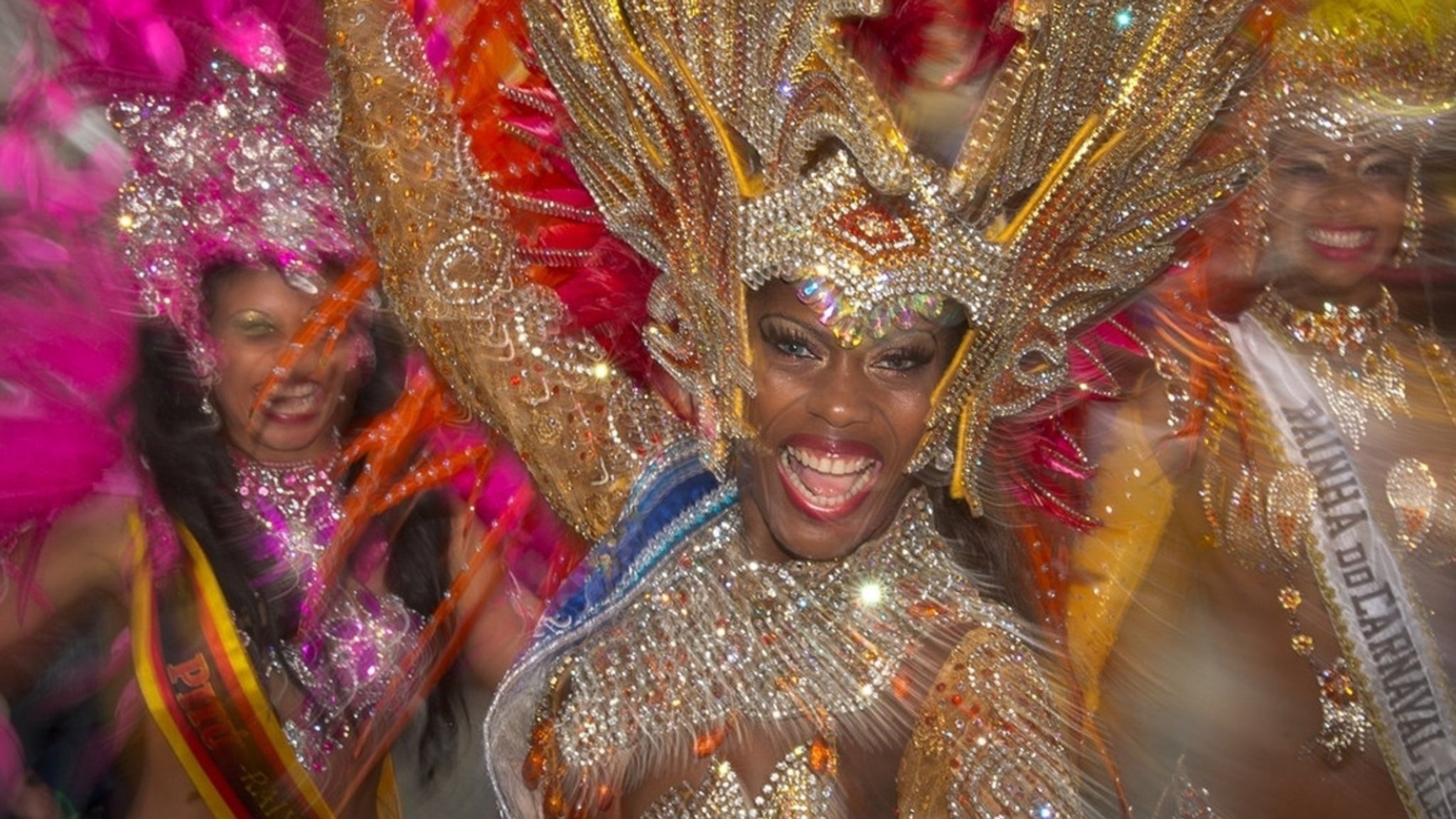 Bunt geschmückte Samba-Tänzerinnen in Aktion.