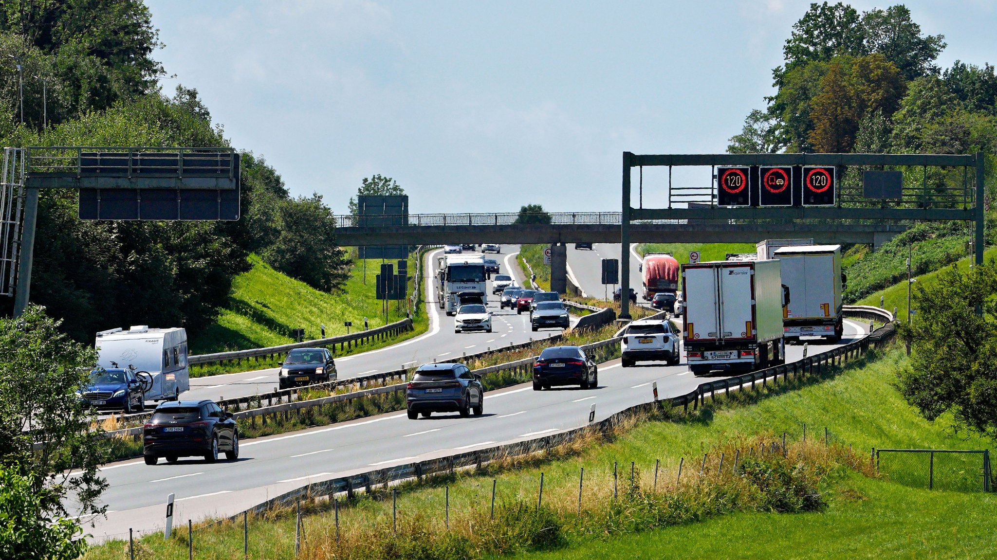 Das Bild zeigt eine Strecke auf der Autobahn A8 mit Fahrzeugen, flankiert von üppigem Grünflächen. | Bild: dpa-Bildfunk/Uwe Lein Das Bild zeigt eine Strecke auf der Autobahn A8 mit Fahrzeugen, flankiert von üppigem Grünflächen.