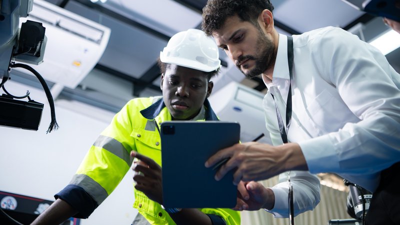 Um den Bedarf an Arbeitskräften in kommenden Jahrzehnten zu decken, braucht Deutschland einer Studie zufolge bis 2040 jährlich rund 288.000 Zuwanderer in die Erwerbstätigkeit. | Bild: pa/dpa/Zoonar | Wosunan Photostory Um den Bedarf an Arbeitskräften in kommenden Jahrzehnten zu decken, braucht Deutschland einer Studie zufolge bis 2040 jährlich rund 288.000 Zuwanderer in die Erwerbstätigkeit.