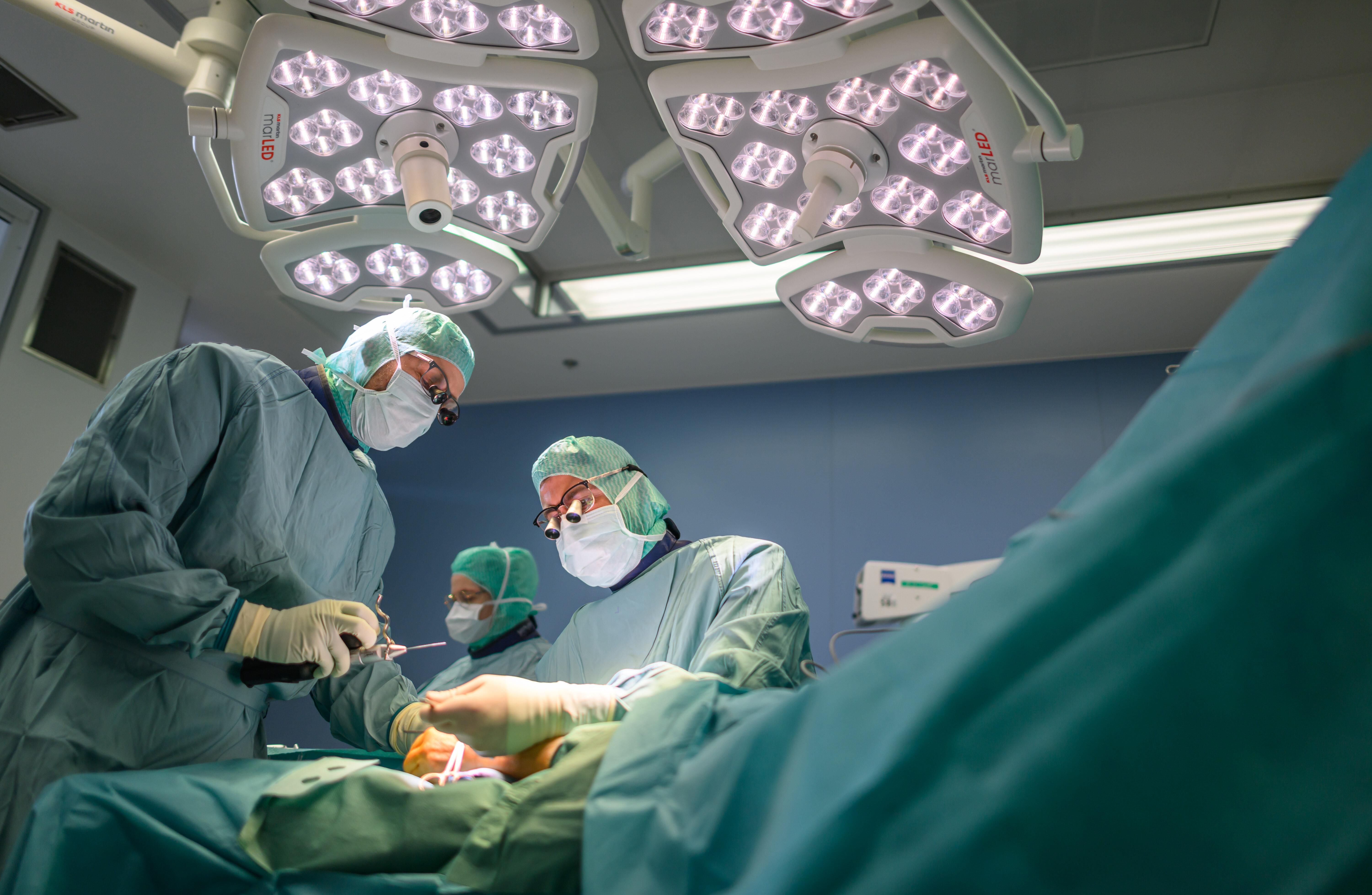 Ein OP-Team im OP-Saal bei einer Operation (Symbolbild)