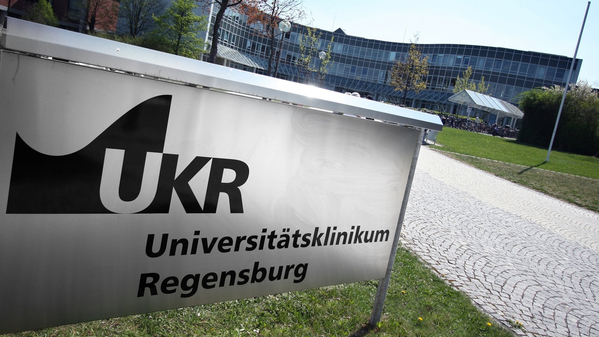 Eingang zum Universitätsklinikum Regensburg