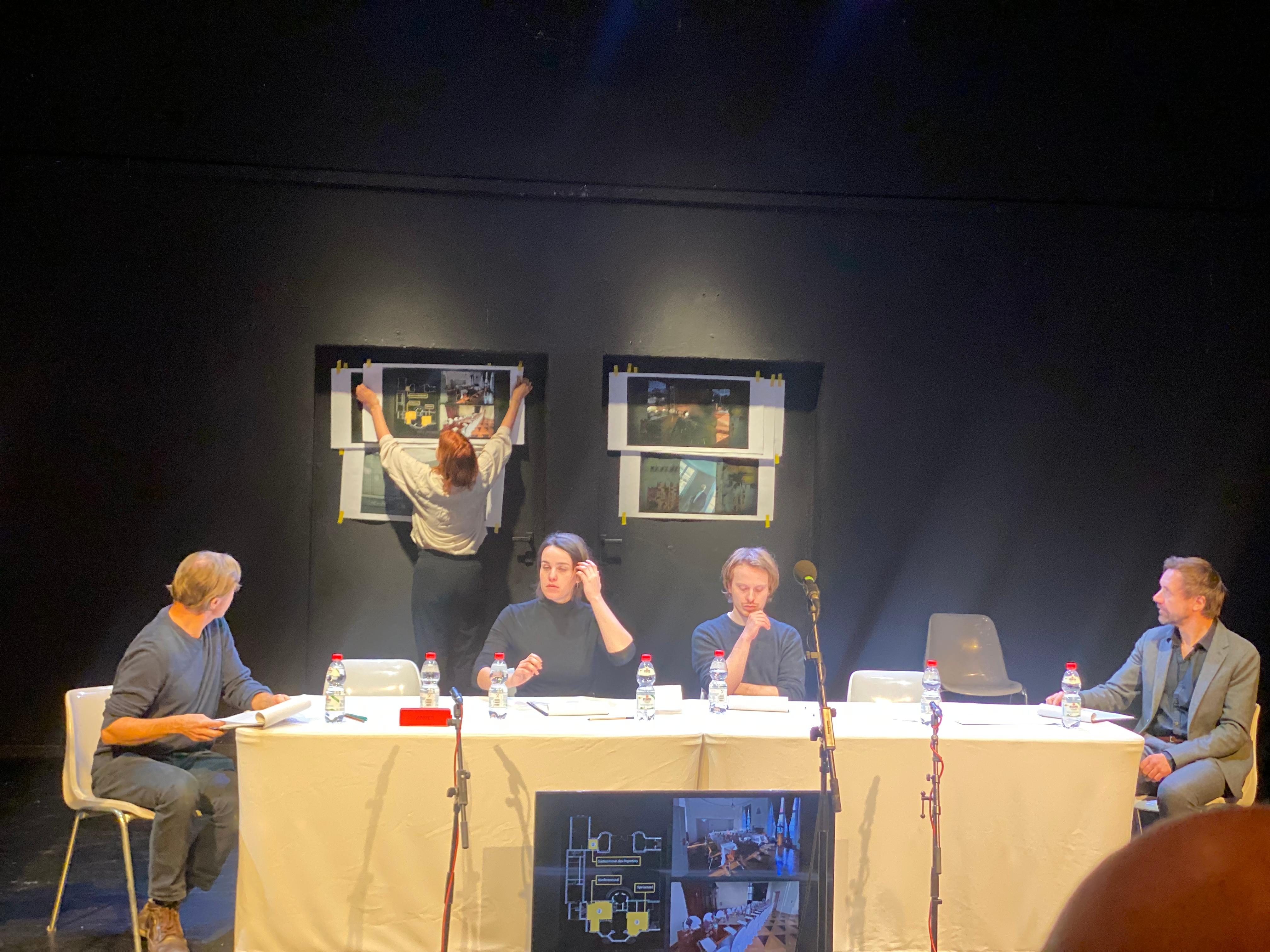 Schauspieler sitzen an einem Tisch bei der Lesung zu den "Correctiv"-Enthüllungen 