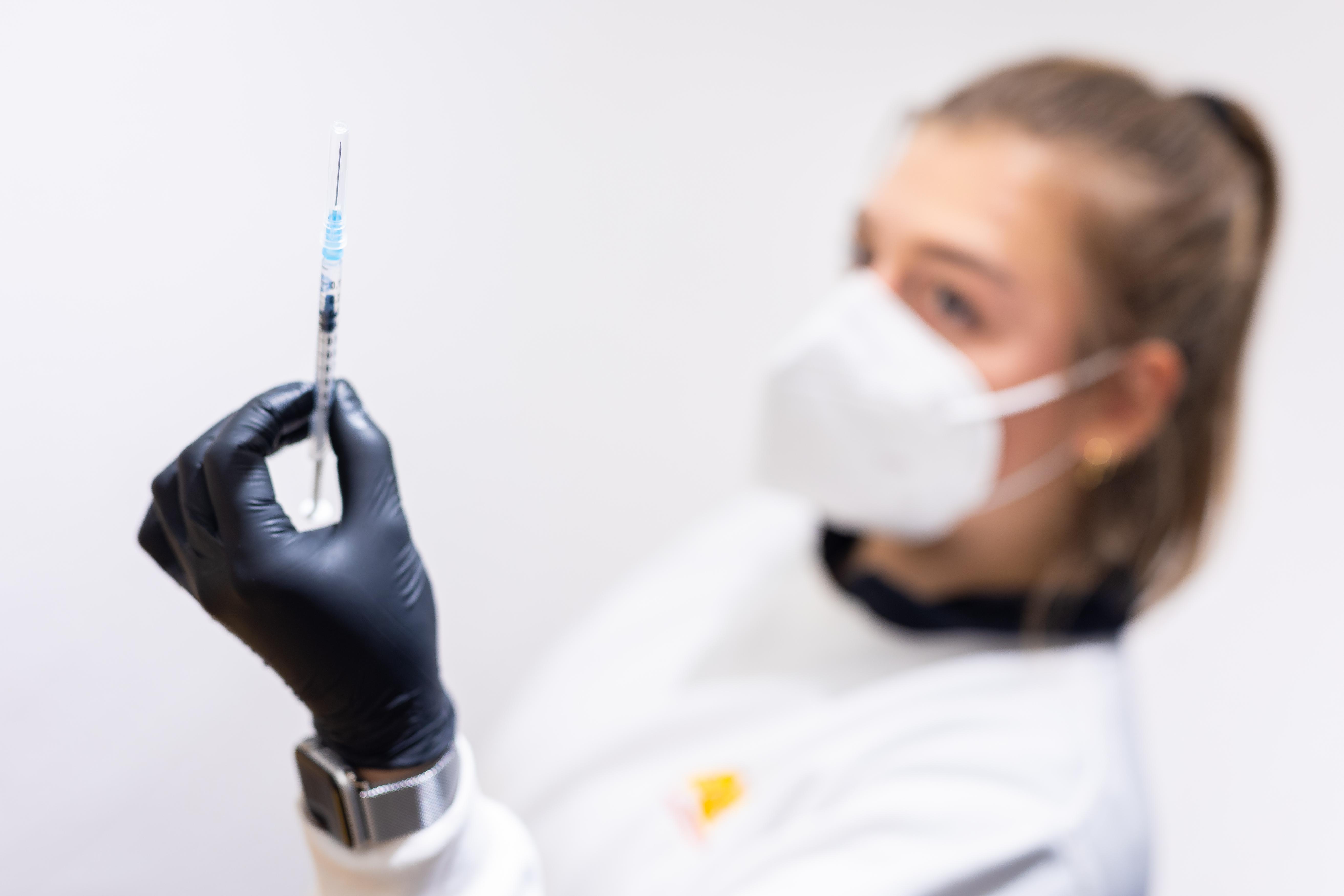 Im Impfzentrum | Bild:picture alliance/dpa | Moritz Frankenberg