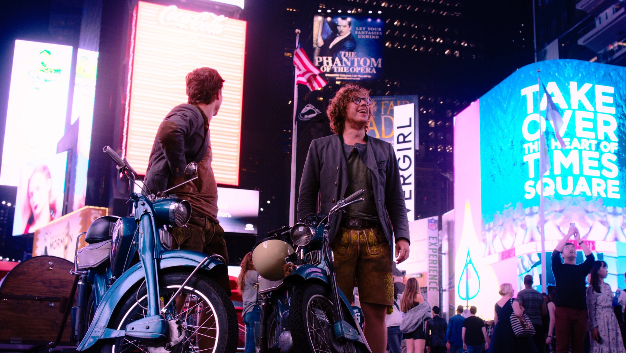 Julian und Thomas haben es geschafft, sie stehen am Times Square ("Ausgrissn! In der Lederhosn nach Las Vegas"-Filmszene).