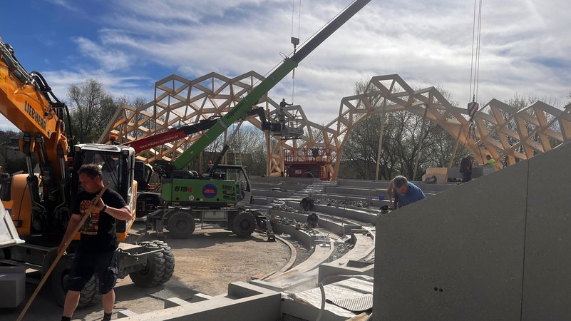 Die Bauarbeiten an der Park-Arena, hier entsteht eine Outdoor-Arena. | Bild: Landesgartenschau Furth im Wald/Heidi Wolf Die Bauarbeiten an der Park-Arena, hier entsteht eine Outdoor-Arena.