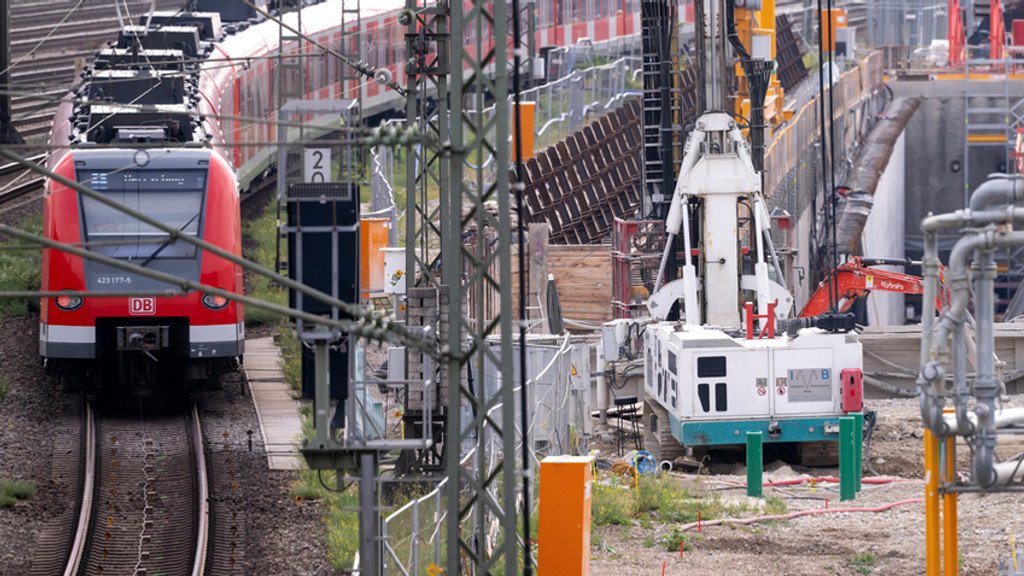 Ein Zug fährt neben einer Baustelle. (Symbolbild) | Bild: dpa-Bildfunk/Sven Hoppe Ein Zug fährt neben einer Baustelle. (Symbolbild)