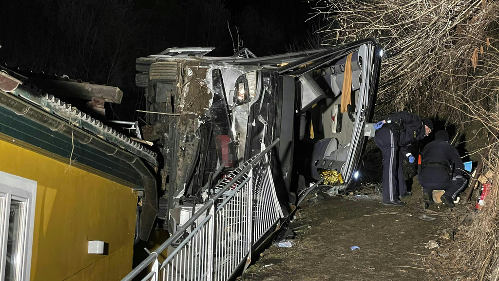 Polizisten untersuchen die Unfallstelle rund um den verunglückten deutschen Reisebus bei Schladming