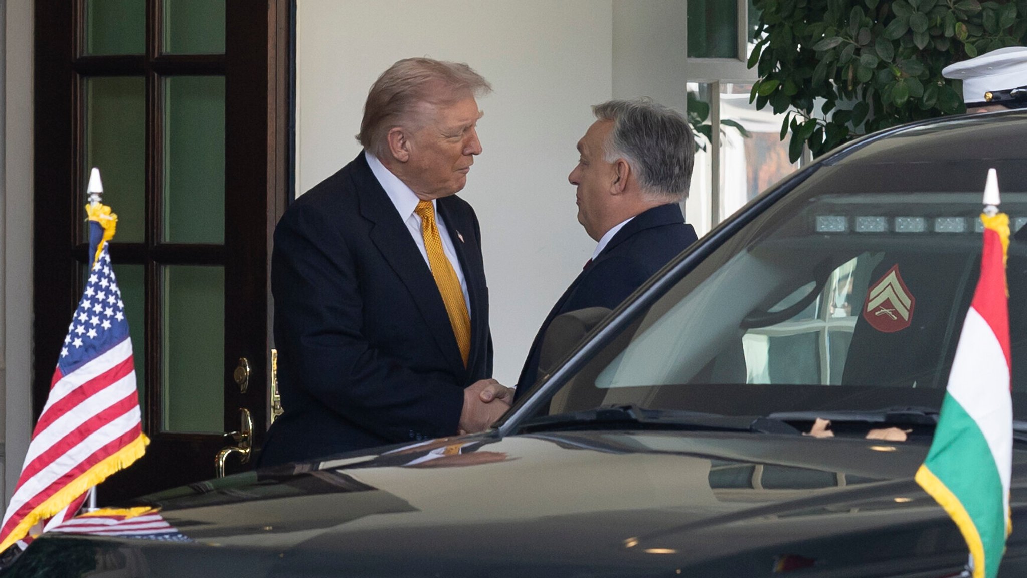 US-Präsident Donald Trump traf sich mit dem ungarischen Ministerpräsidenten Viktor Orban. | Bild: picture alliance / ZUMAPRESS.com | Mehmet Eser US-Präsident Donald Trump traf sich mit dem ungarischen Ministerpräsidenten Viktor Orban.