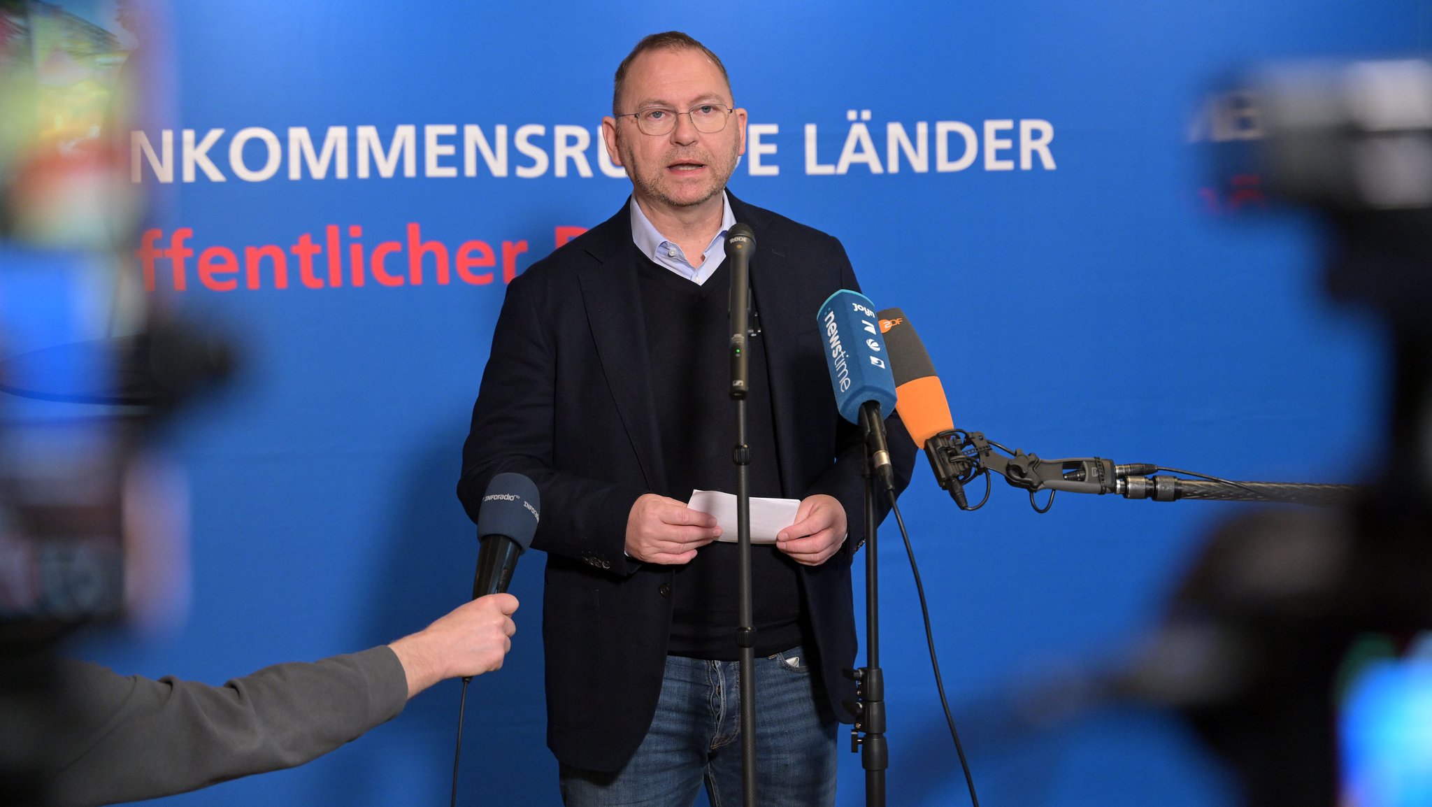 14.02.2026: Frank Werneke, Vorsitzender der Vereinten Dienstleistungsgewerkschaft (Verdi), spricht zu den Ergebnissen Tarifverhandlungen für die Beschäftigten des öffentlichen Diensts der Länder. Die Gespräche sind erfolgreich beendet worden.