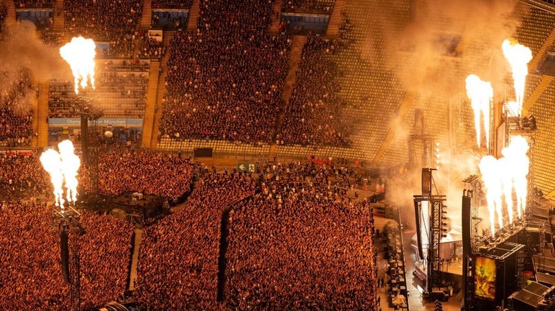 Volles Olympiastadion bei einem Konzert der Band Rammstein im Juni 2023