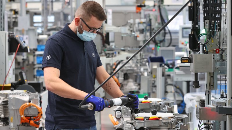 Ein ZF-Mitarbeiter bei der Montage (Symbolbild). | Bild: dpa/Karl-Josef Hildenbrand Ein ZF-Mitarbeiter bei der Montage (Symbolbild).