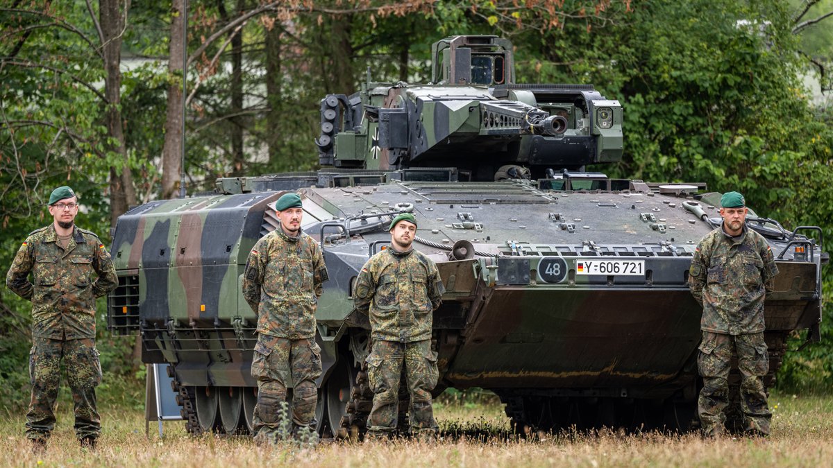 Bundeswehrsoldaten an einem Schützenpanzer Puma