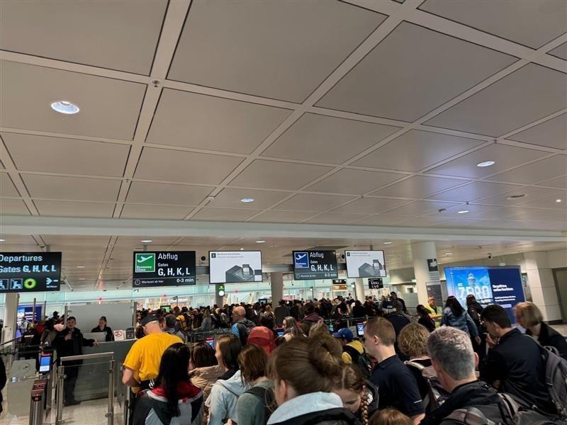Warteschlangen im Terminal 2, Menschen stehen hintereinander vor der Abfertigung der Fluggäste am Flughafen München 