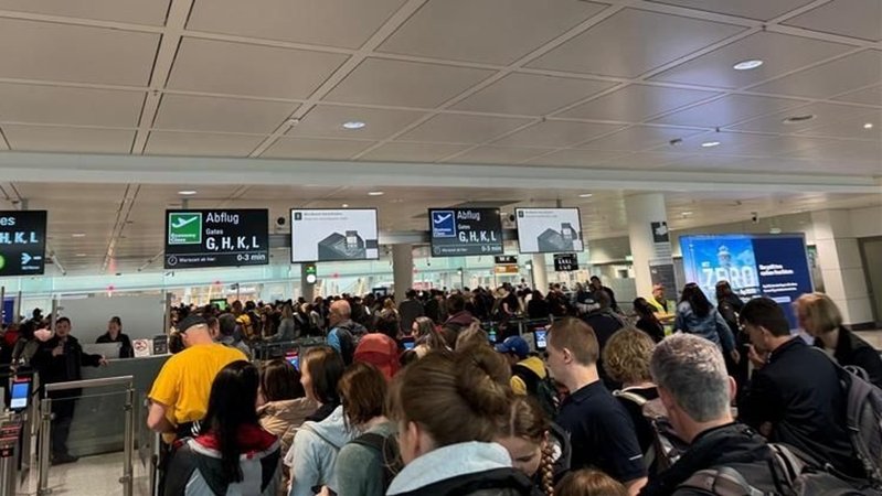 Warteschlangen im Terminal 2, Menschen stehen hintereinander vor der Abfertigung der Fluggäste am Flughafen München | Bild: privat Warteschlangen im Terminal 2, Menschen stehen hintereinander vor der Abfertigung der Fluggäste am Flughafen München