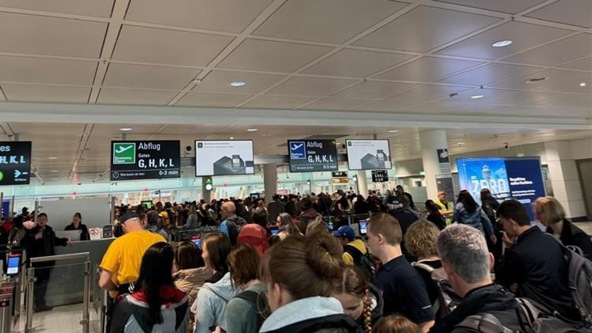Störung am Flughafen München – Stau bei Sicherheitsschleusen 