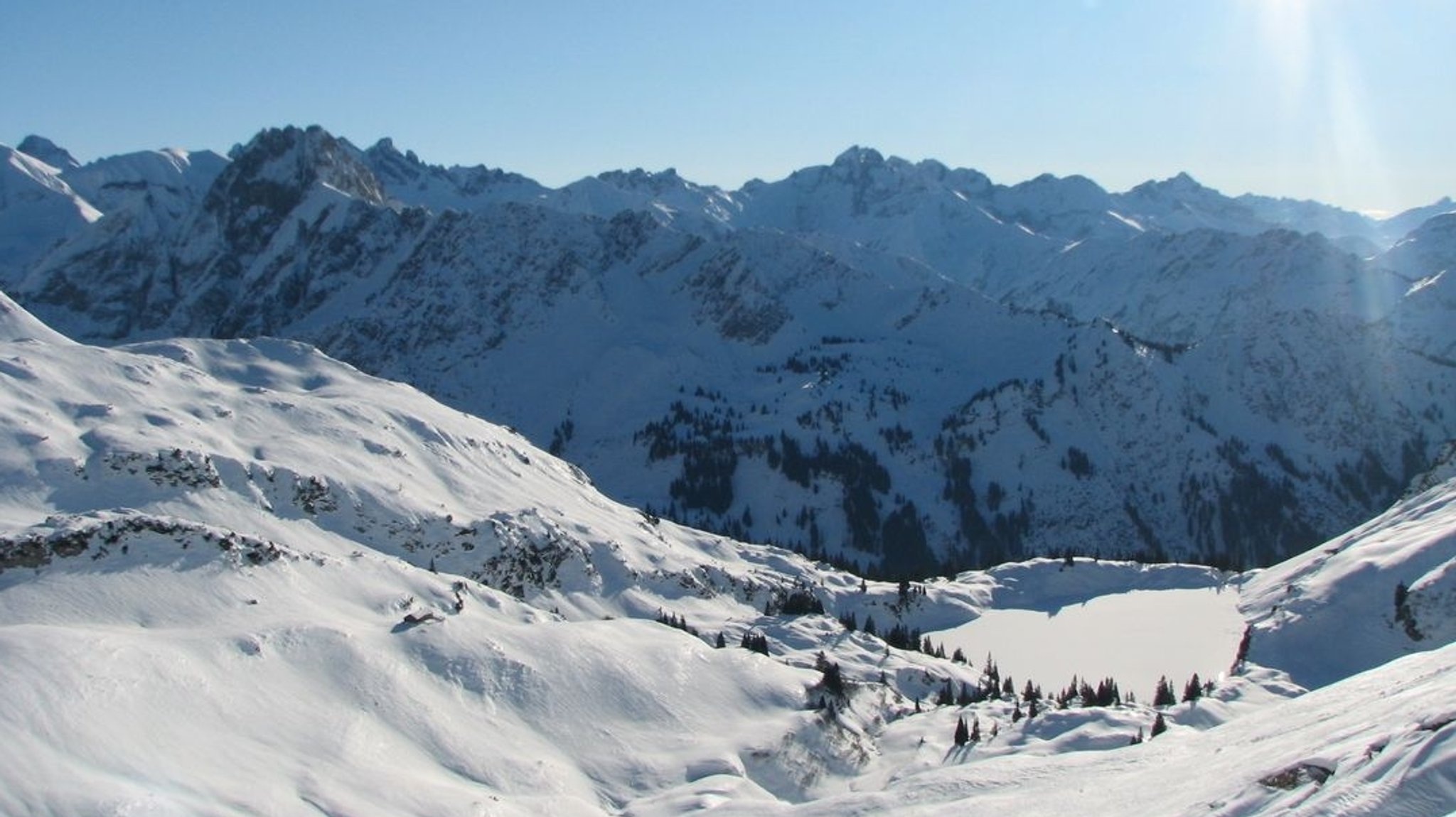 Blick in die verschneiten Berge bei Oberstdorf