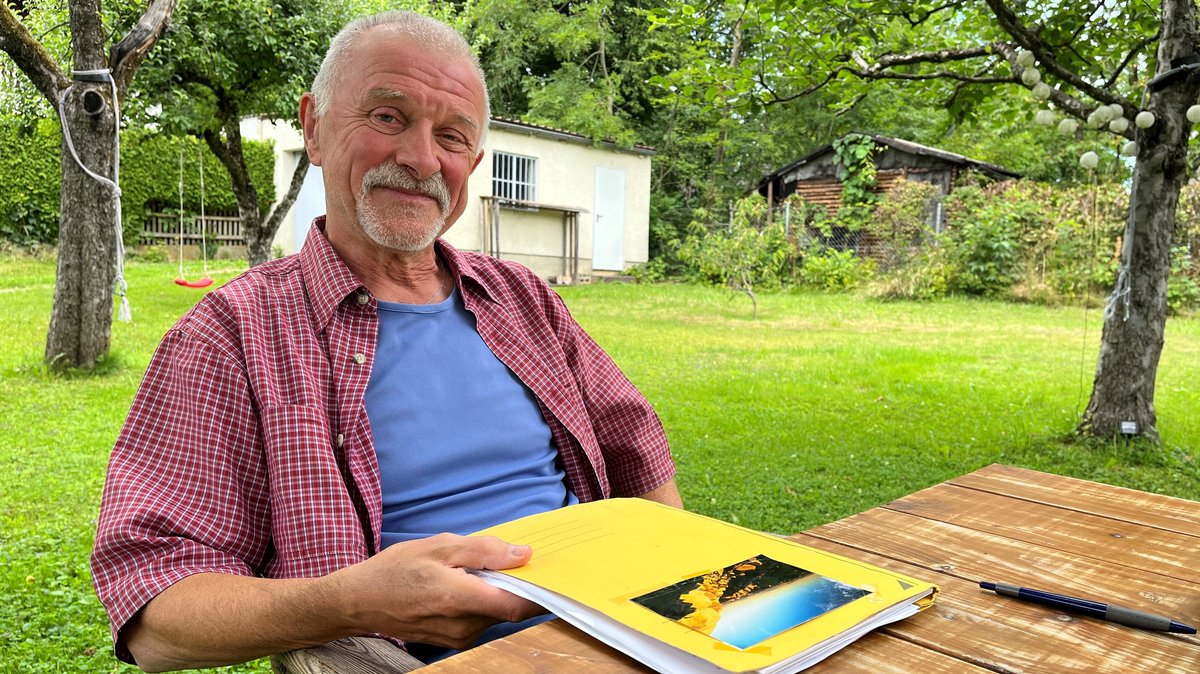 Ex-Gefängnisseelsorger Peter Wellkamp in seinem Garten mit gesammelten Briefen ehemaliger Häftlinge.