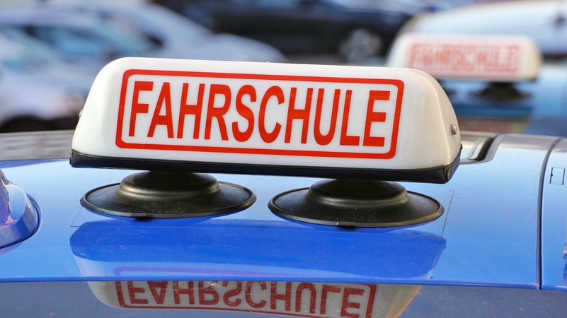 Bundesverkehrsminister Schnieder will heute Reformen vorstellen, die den Führerschein-Erwerb billiger machen sollen. | Bild: pa/dpa/Elke Münzel Bundesverkehrsminister Schnieder will heute Reformen vorstellen, die den Führerschein-Erwerb billiger machen sollen.