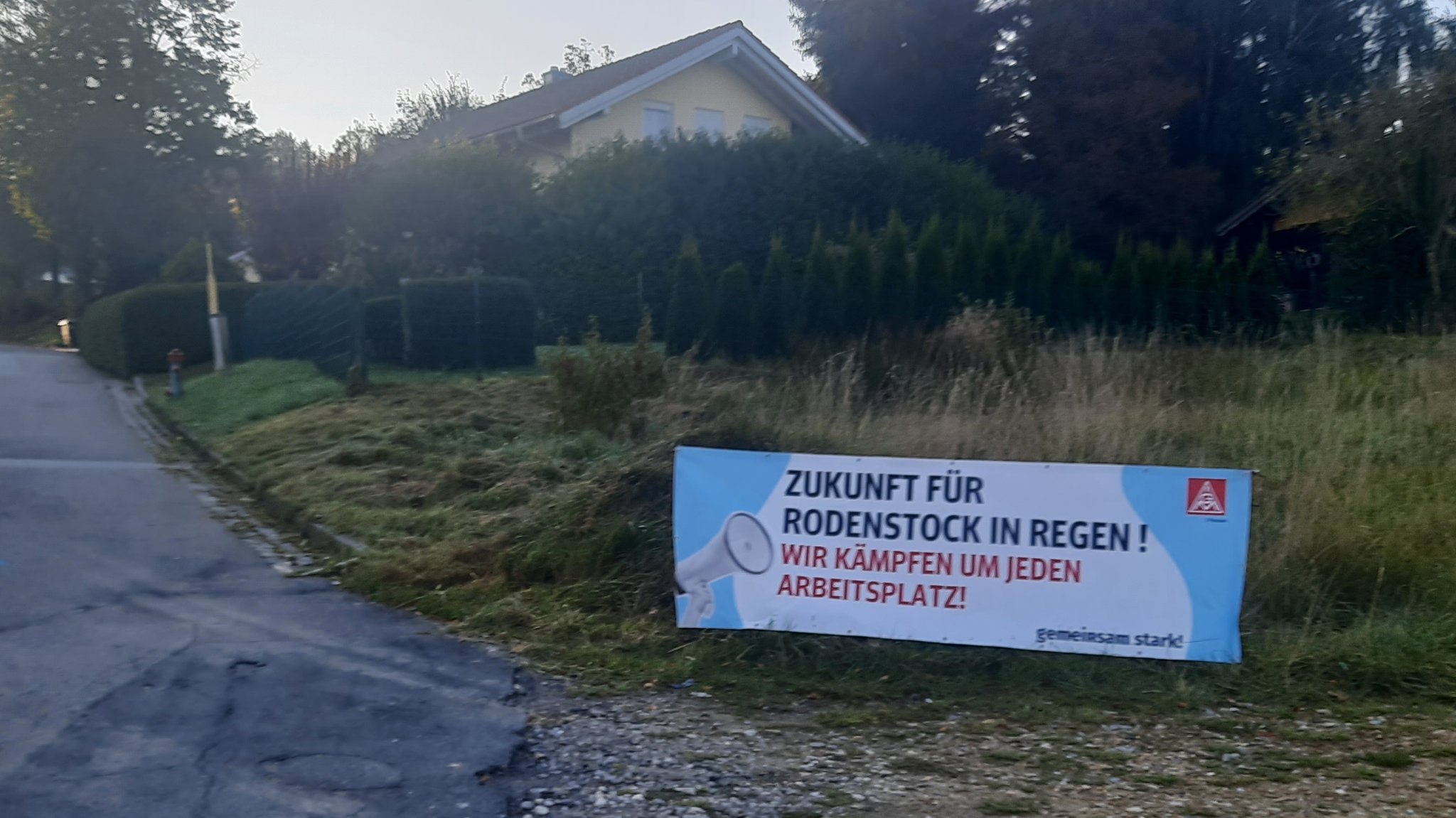 Auf dem Weg zum Landratsamt in Regen hängt ein Banner der IG Metall mit der Aufschrift "Zukunft für Rodenstock in Regen".