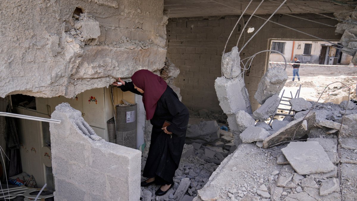 Eine Palästinenserin betrachtet die Schäden nach einem israelischen Luftangriff im Flüchtlingslager Dschenin.