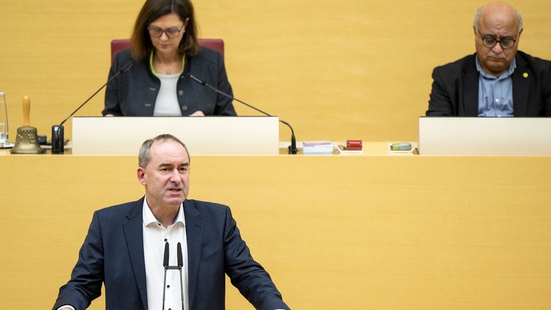 Hubert Aiwanger im Landtag - im Hintergrund: Landtagspräsidentin Ilse Aigner | Bild: Bildrechte: Lennart Preiss | Bildarchiv Bayerischer Landtag Hubert Aiwanger im Landtag - im Hintergrund: Landtagspräsidentin Ilse Aigner