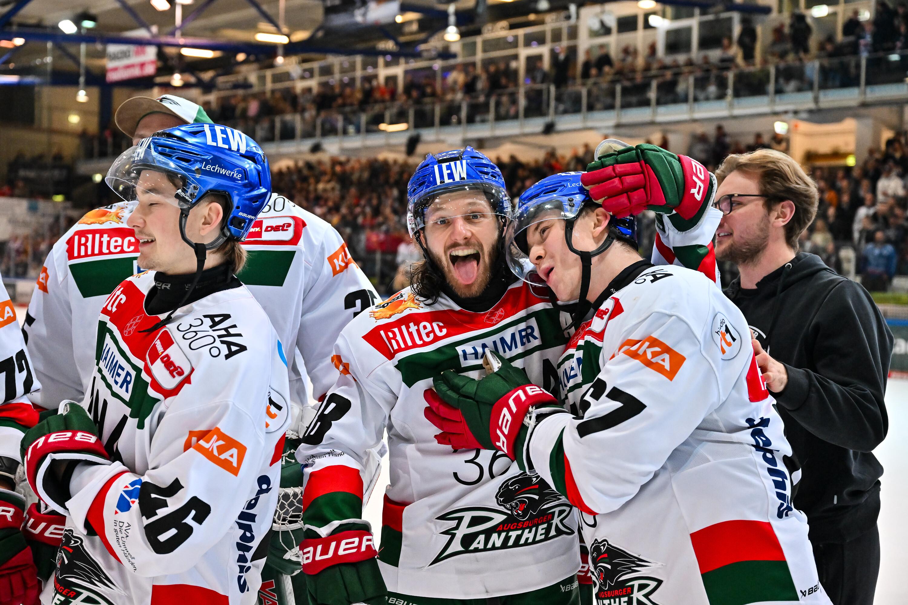 Jubelnde Spieler Augsburger Panther