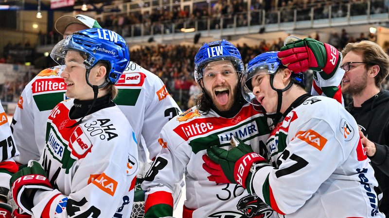 Jubelnde Spieler Augsburger Panther | Bild: picture-alliance/dpa Jubelnde Spieler Augsburger Panther