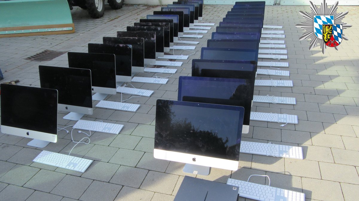 Beschlagnahmte PC im Wert von ca. 60.000 Euro. Die gestohlenen Computer stammen aus einem Institut in Belgien
