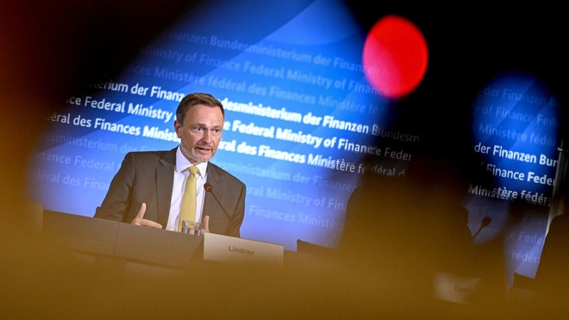 16.12.2022, Berlin: Christian Lindner (FDP), Bundesfinanzminister, spricht bei einer Pressekonferenz nach einem Sitzung des Stabilitätsrates. 