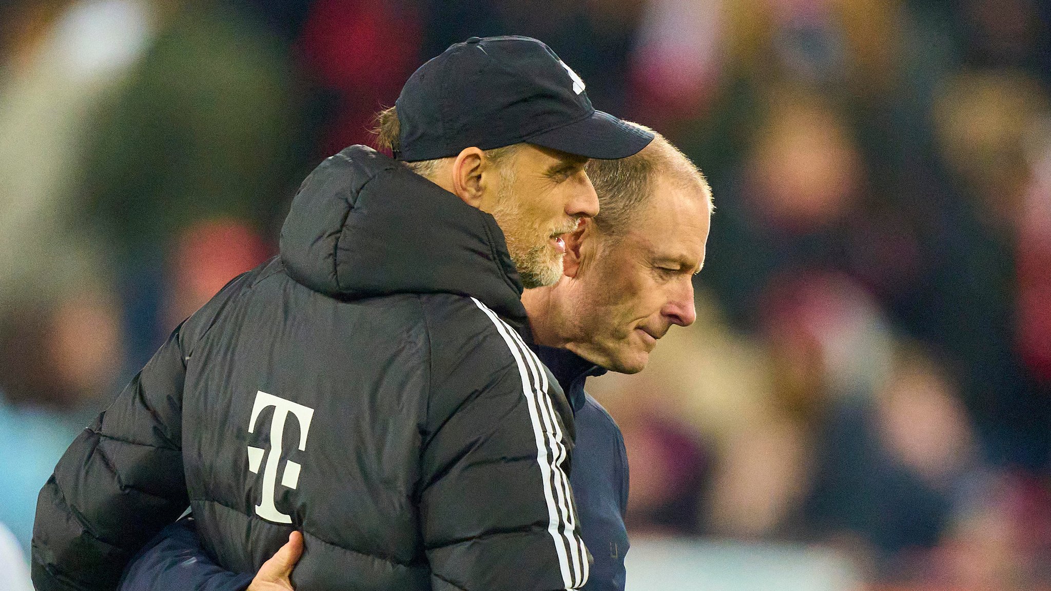 FC-Augsburg-Trainer Jess Thorup und FC-Bayern-Trainer Thomas Tuchel Arm in Arm.