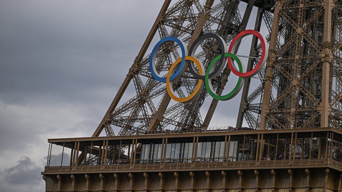 Der Eiffelturm im Paris trägt die fünf olympischen Ringe