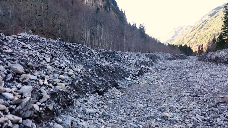 2022 wurde der geschützte Wildbach im Allgäuer Rappenalptal durch Baggerarbeiten teilweise zerstört. Wer für den Schaden verantwortlich ist - darüber haben eine Alpgenossenschaft und das Landratsamt Oberallgäu lange gestritten.