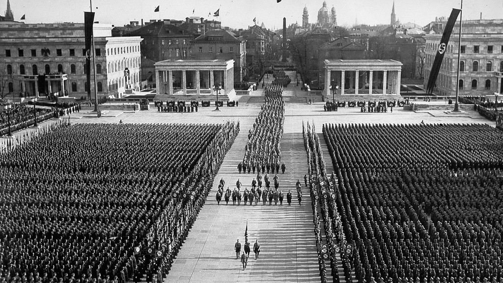 Nazi-Aufmarsch auf dem Königsplatz im Jahr 1936
