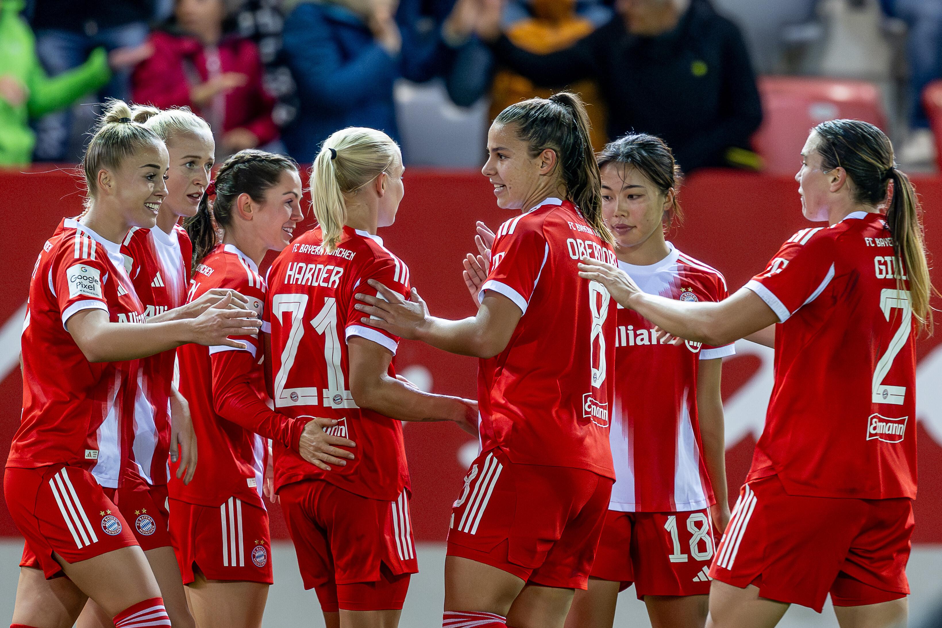 Die Bayernspielerinnen bejubeln mit Lea Schueller (FC Bayern Muenchen Frauen, #11) deren Tor zum 3:0 FC Bayern Muenchen Frauen vs. SC Freiburg,