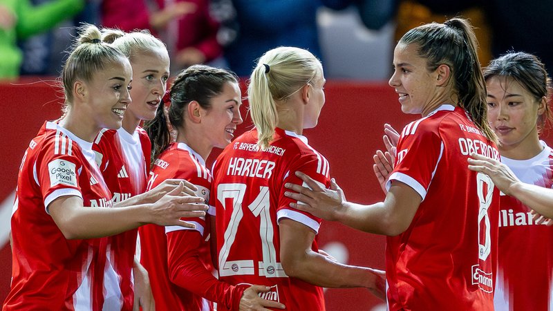 Die Bayernspielerinnen bejubeln mit Lea Schueller (FC Bayern Muenchen Frauen, #11) deren Tor zum 3:0 FC Bayern Muenchen Frauen vs. SC Freiburg, | Bild: picture alliance / Eibner-Pressefoto Die Bayernspielerinnen bejubeln mit Lea Schueller (FC Bayern Muenchen Frauen, #11) deren Tor zum 3:0 FC Bayern Muenchen Frauen vs. SC Freiburg,