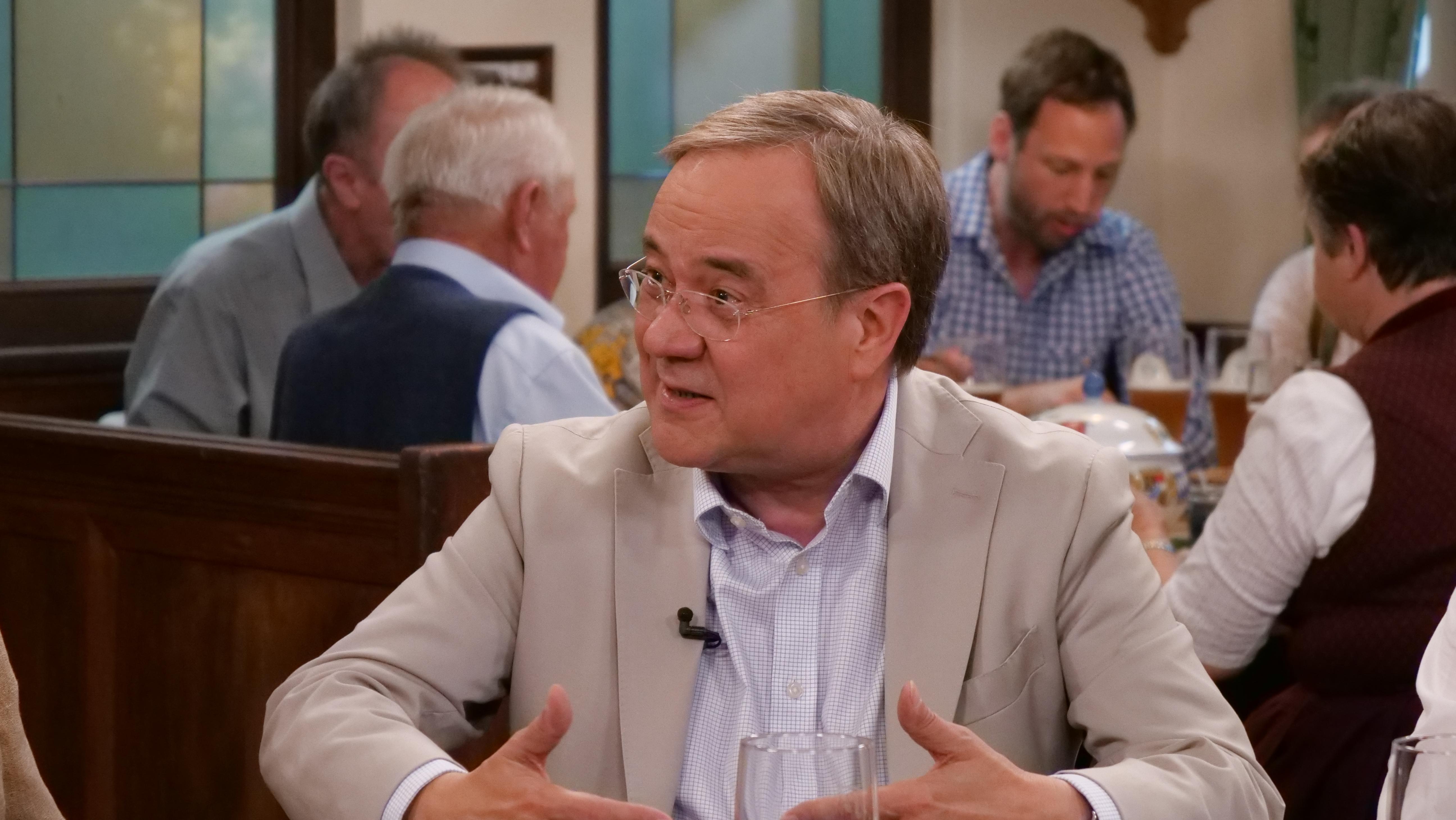 Im Hinblick auf die anstehenden Landtagswahlen im Osten erklärte Laschet am "Sonntags-Stammtisch" im BR-Fernsehen als oberstes Ziel: „Die AfD muss verhindert werden.“ 