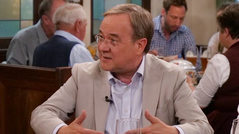 Im Hinblick auf die anstehenden Landtagswahlen im Osten erklärte Laschet am "Sonntags-Stammtisch" im BR-Fernsehen als oberstes Ziel: „Die AfD muss verhindert werden.“ | Bild: Andreas Schroll Im Hinblick auf die anstehenden Landtagswahlen im Osten erklärte Laschet am "Sonntags-Stammtisch" im BR-Fernsehen als oberstes Ziel: „Die AfD muss verhindert werden.“