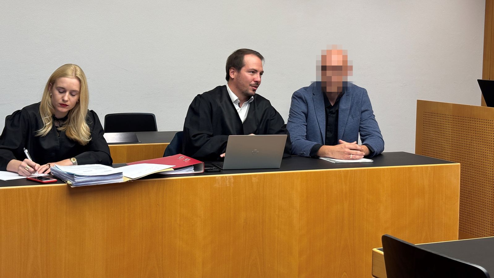 Luxusleben in Mykonos und Millionenbetrug: Beamter gesteht Schockgeständnis vor Gericht