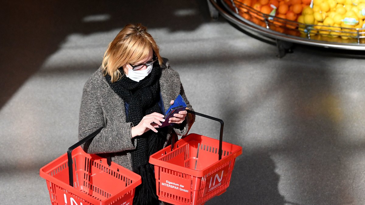 Frau mit Mundschutz im Supermarkt