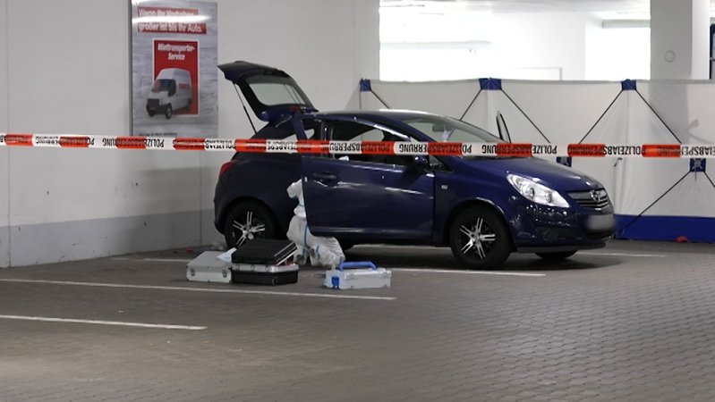 Ein Kleinwagen steht in einer Tiefgarage hinter einem Absperrband der Polizei. | Bild: Bayerischer Rundfunk 2024 Ein Kleinwagen steht in einer Tiefgarage hinter einem Absperrband der Polizei.