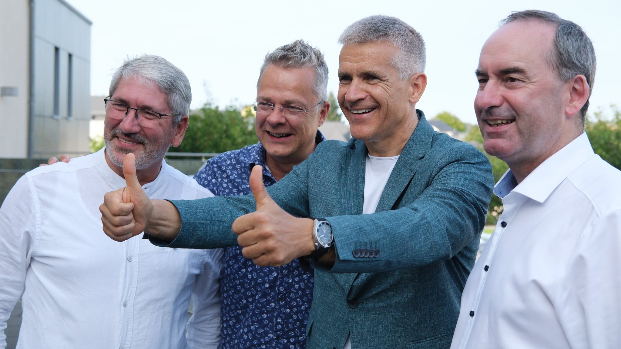 Freie-Wähler-Chef Hubert Aiwanger (rechts) neben Matthias Berger, Spitzenkandidat der Freien Wähler in Sachsen zur Landtagswahl