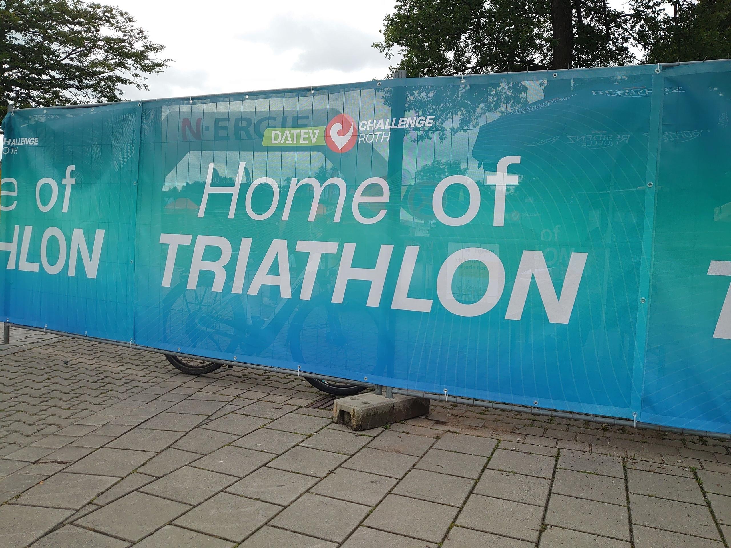 Auf einem Banner wirbt der Titel "Home of Triathlon" für das legendäre Rennen.