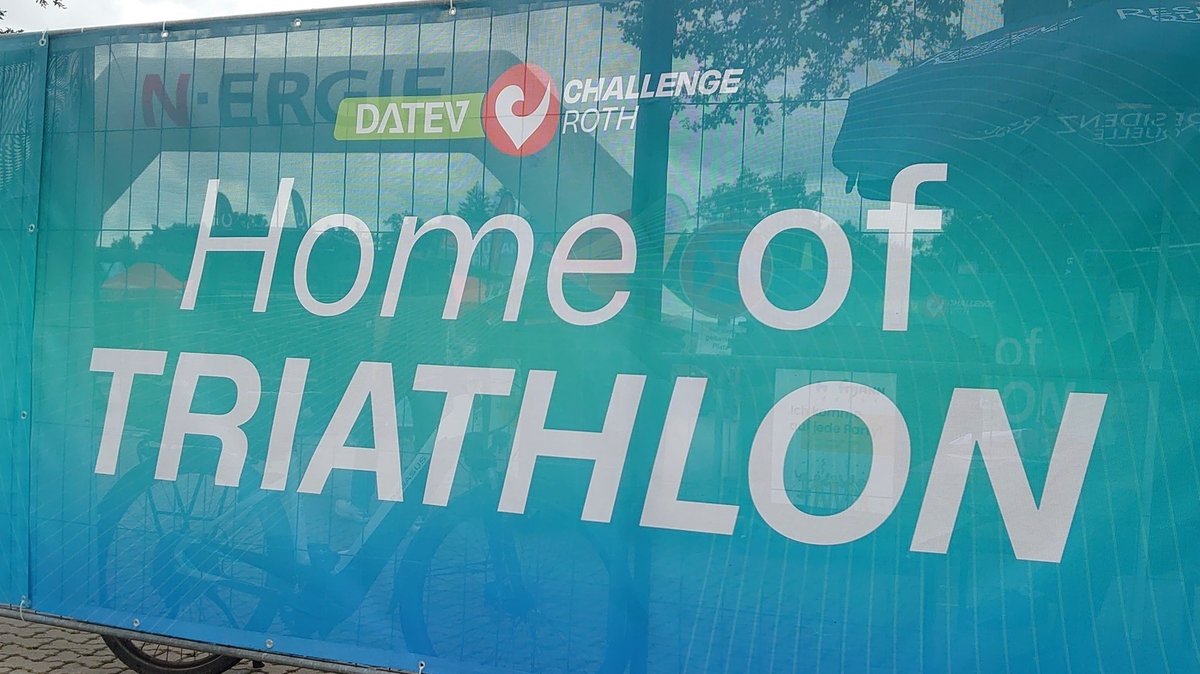Auf einem Banner wirbt der Titel "Home of Triathlon" für das legendäre Rennen.