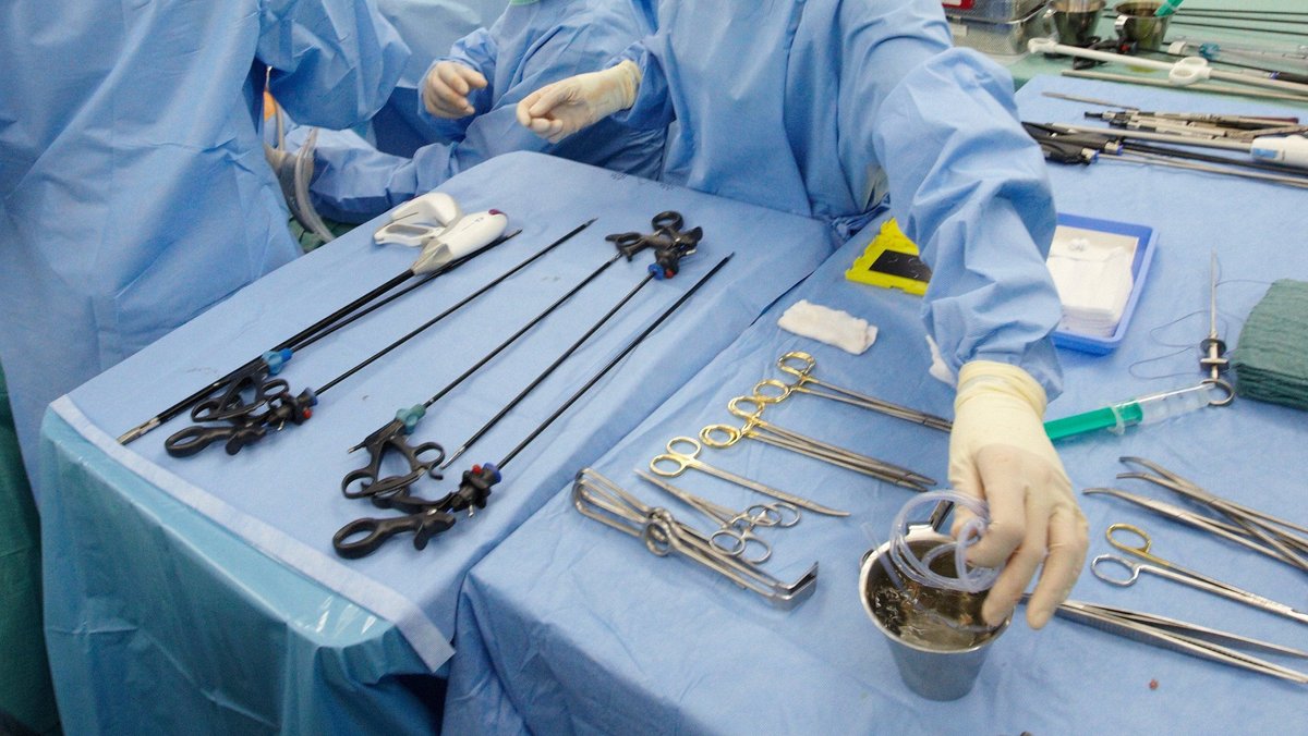 Ärzte operieren in einem OP-Saal. 