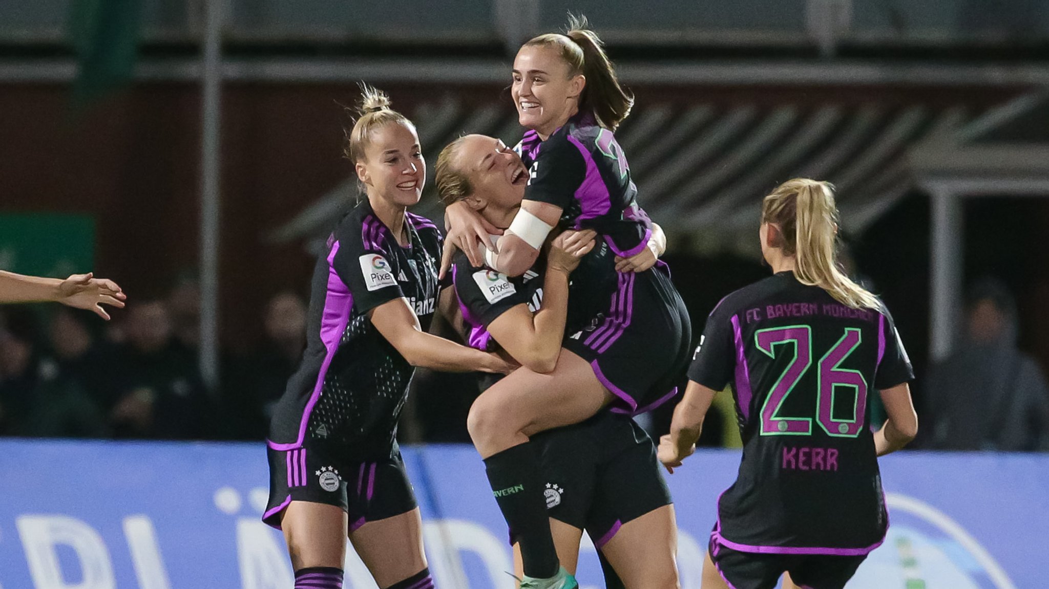 Die Frauen des FC Bayern jubeln in Bremen