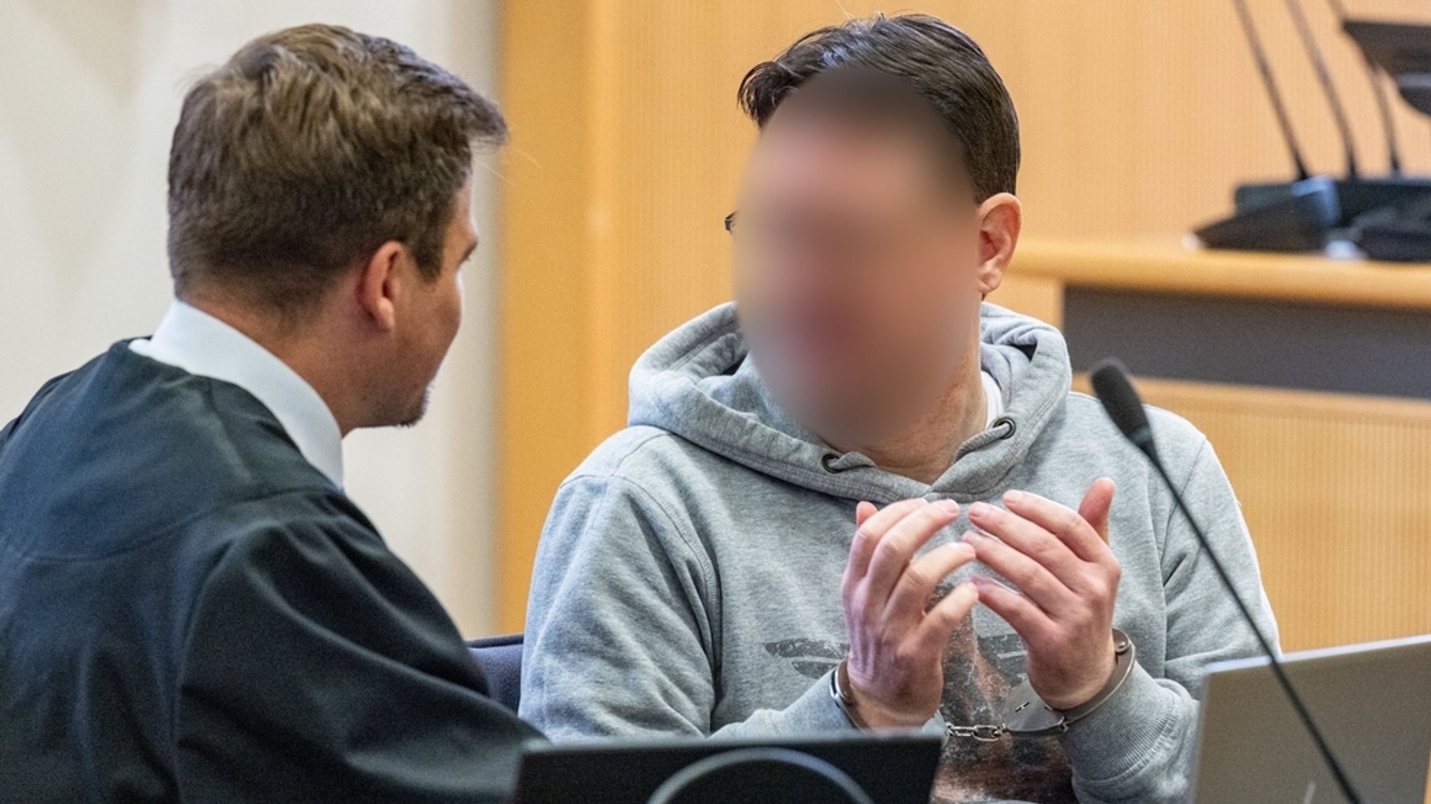 Ein 51-Jähriger soll seinen Onkel in Mintraching im Kreis Regensburg mit einem Beil erschlagen haben. Der Mordprozess startete am Montag. | Bild: picture alliance/dpa | Armin Weigel Ein 51-Jähriger soll seinen Onkel in Mintraching im Kreis Regensburg mit einem Beil erschlagen haben. Der Mordprozess startete am Montag.
