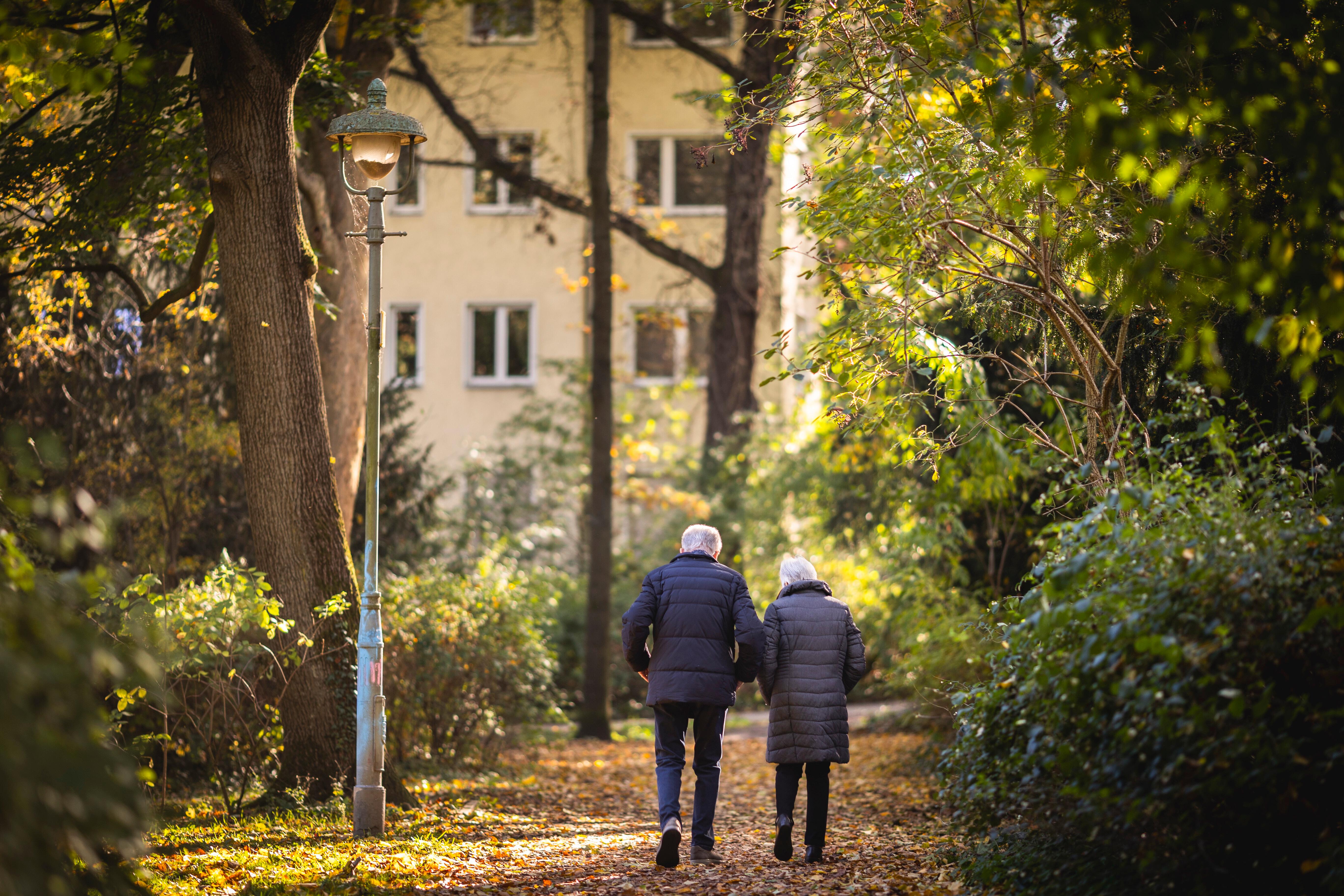 Ein älteres Ehepaar auf einem Spaziergang durch einen Park